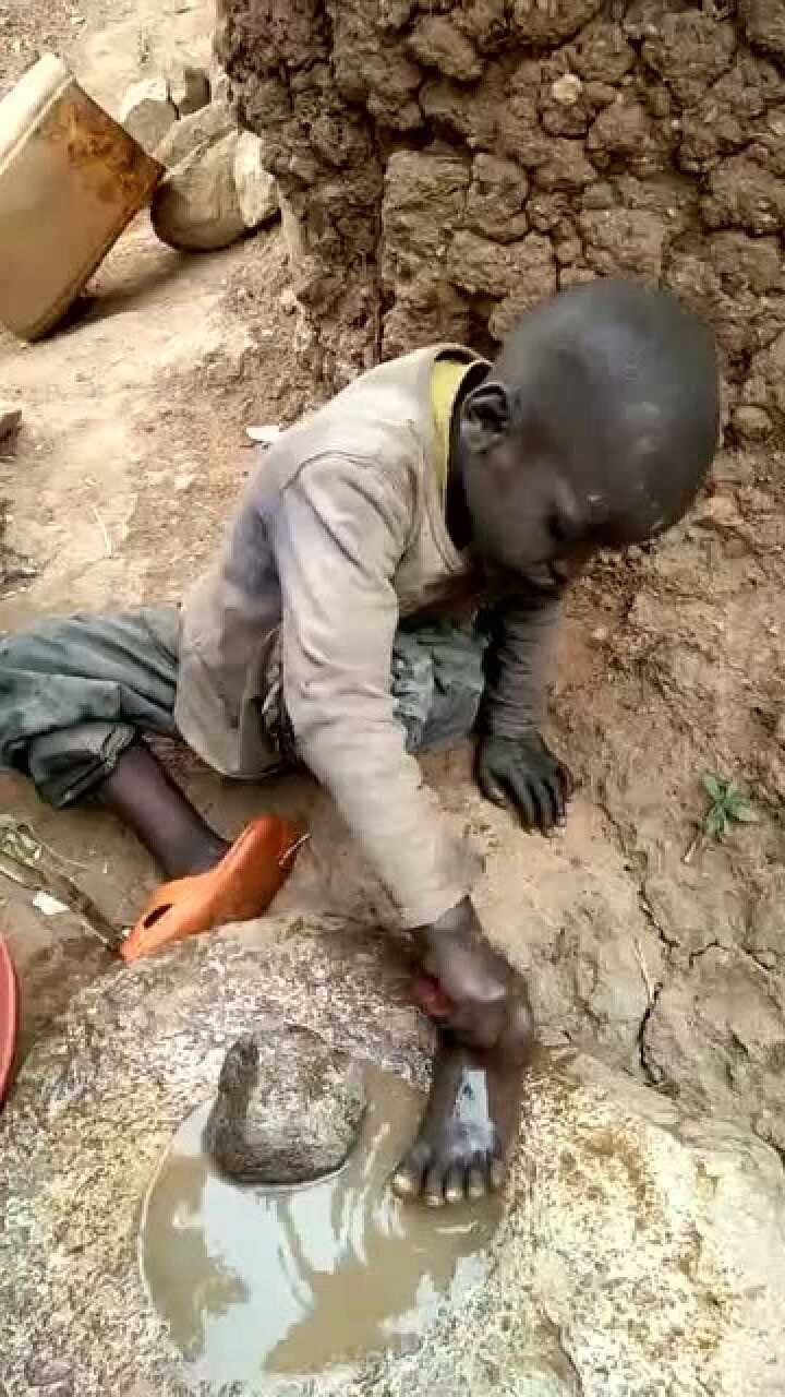 非洲穷人孩子图片