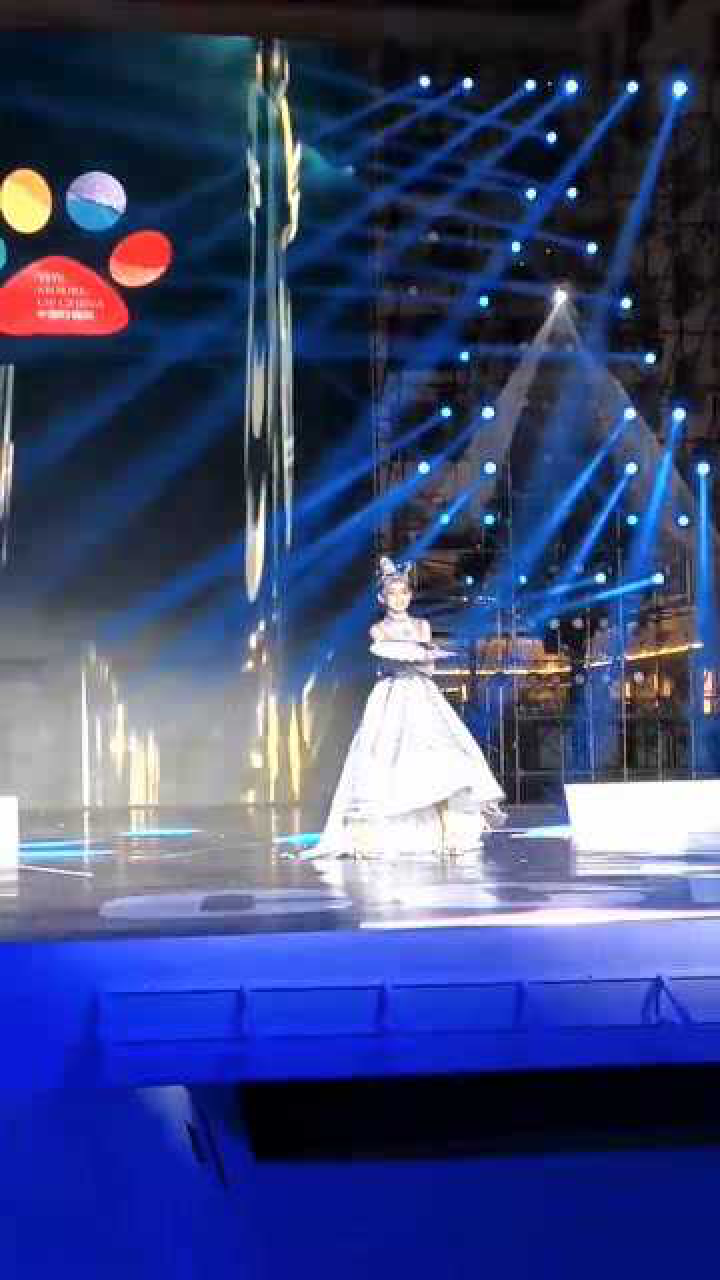 宋小睿穿着几十斤重的衣服在走秀,小小的年纪就承受这样的压力!