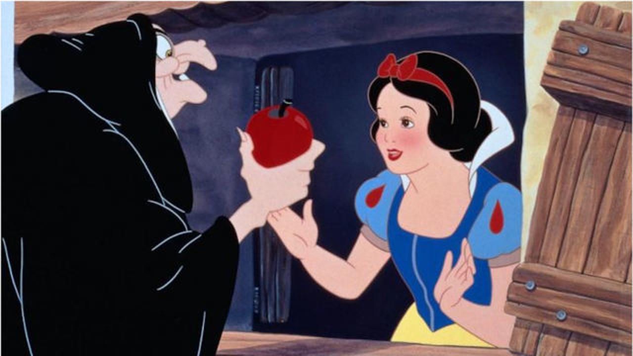 《白雪公主》,恶毒王后嫉妒公主美貌,给她吃下毒苹果