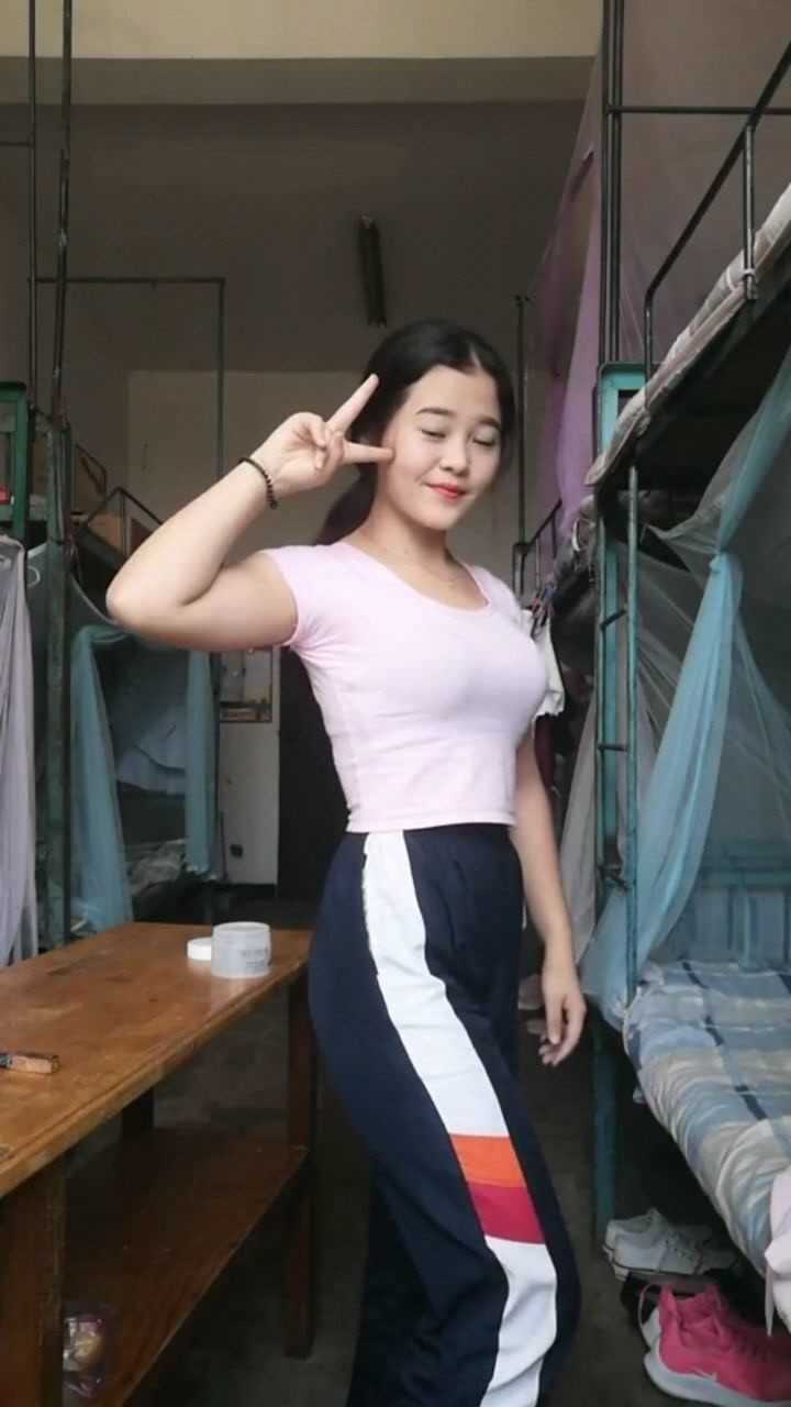 高考倒计时在紧张的学习气氛中女生在宿舍自拍放松一下