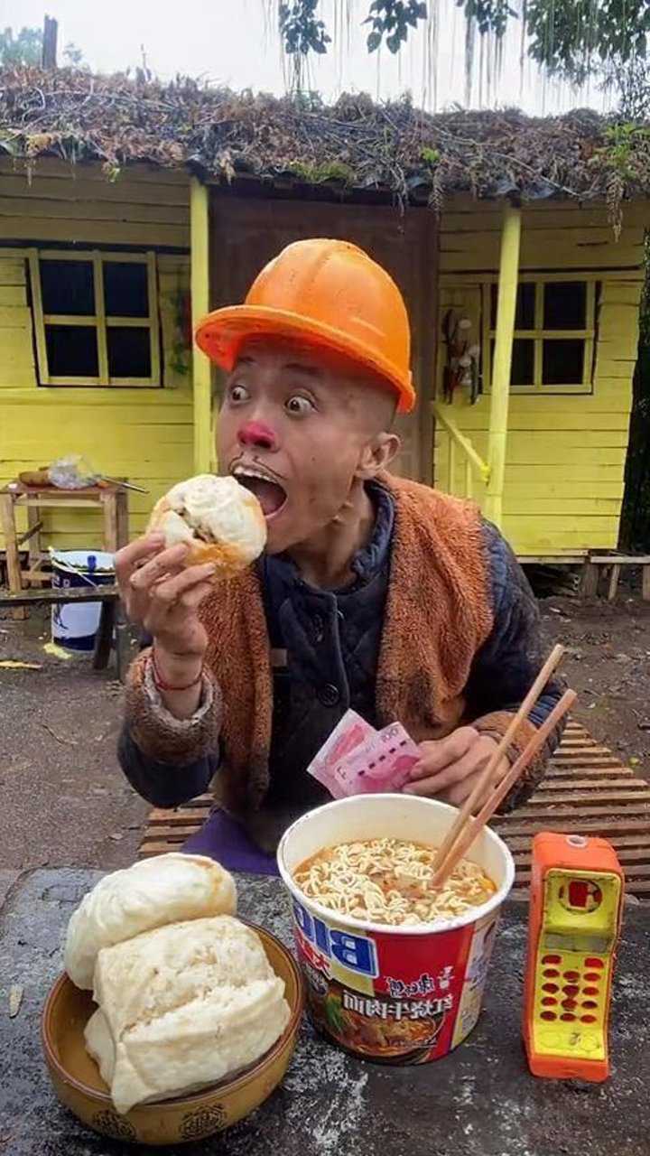 光头强吃大餐,变有钱了