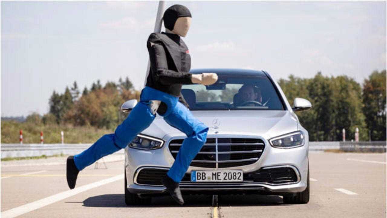 奔驰s级的碰撞预警系统有多厉害?一组假人测试,让碰瓷者彻底失业!_腾