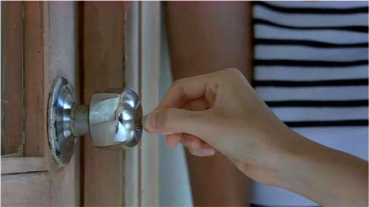 哥哥房门被锁死,妹妹轻松用一根发夹撬开锁,看来不是第一次尝试了!