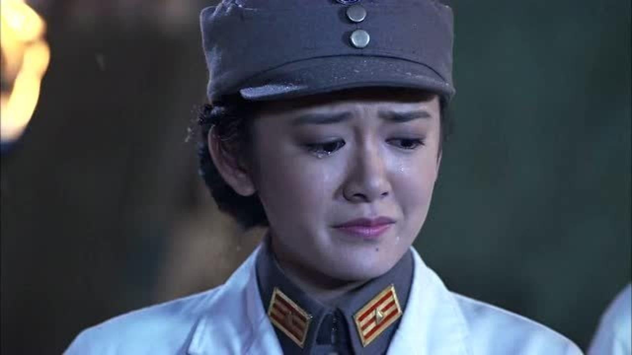 好兄弟不幸牺牲,女战士不忍心看,偷跑到外面哭