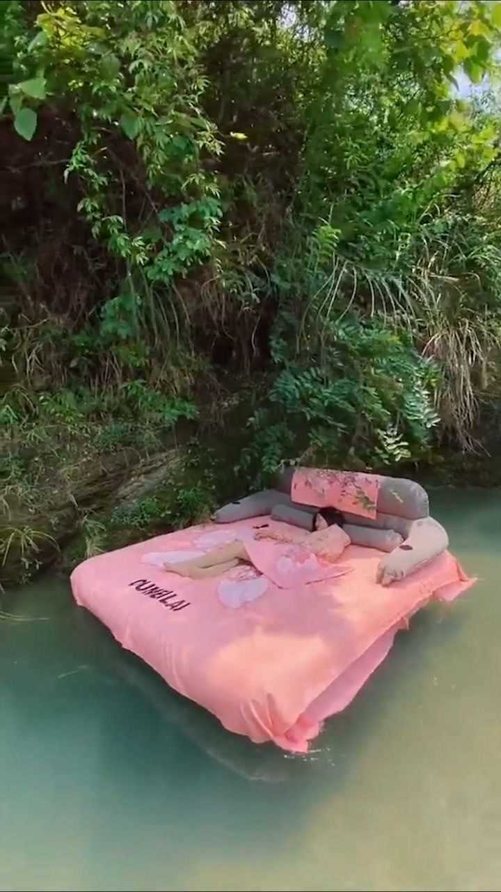 水上睡觉的少女像极了童话里的睡美人画面太美了