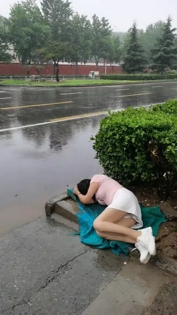 到底是什么伤害了你才会让你如此狼狈不堪