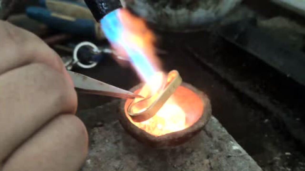 5w的实心黄金手镯,火烧后看看能有多大?直接变成了小金块!