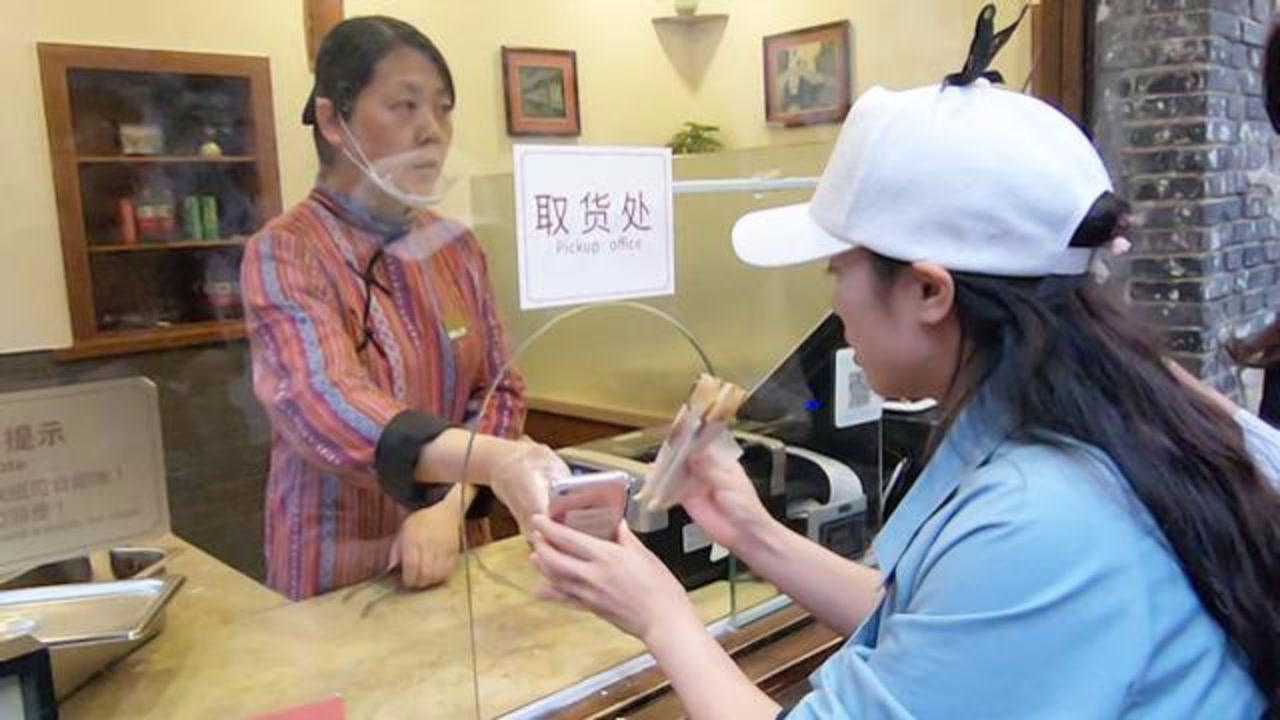 在乌镇西栅这小吃3块钱1个它是用电熨斗烫出来的下次来还吃