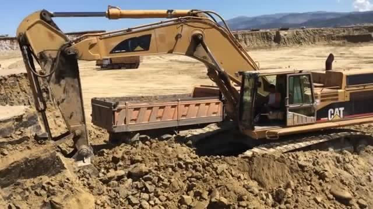 卡特365b大型挖掘机装土作业,这大挖机干活速度就是快!