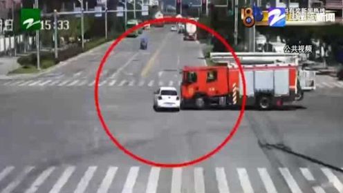 轿车路口闯红灯 撞上出警的消防车