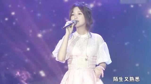 金莎现场柔情演唱成名曲,网友:脸型显得有点“小发福”!