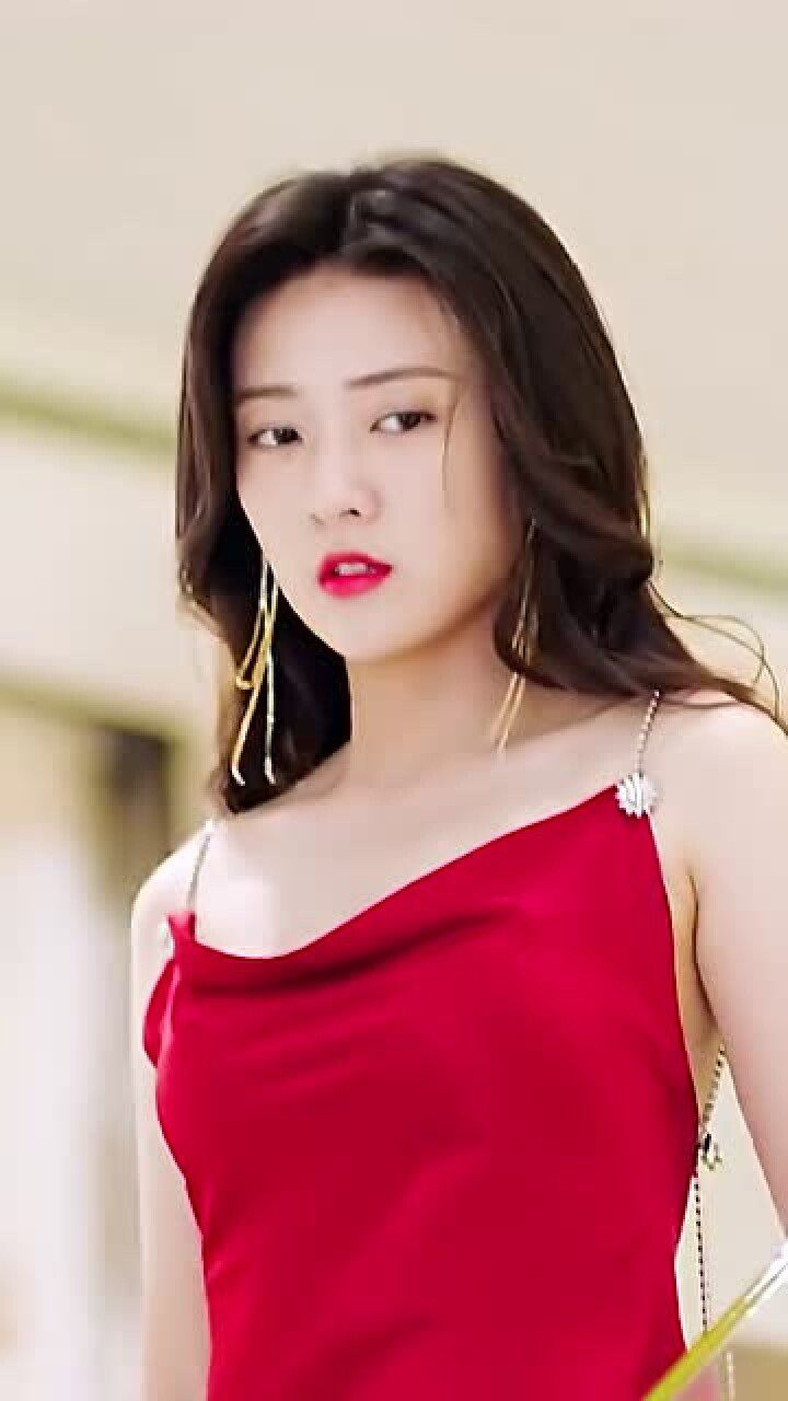 梁洁一身红裙好有气质你喜欢她吗