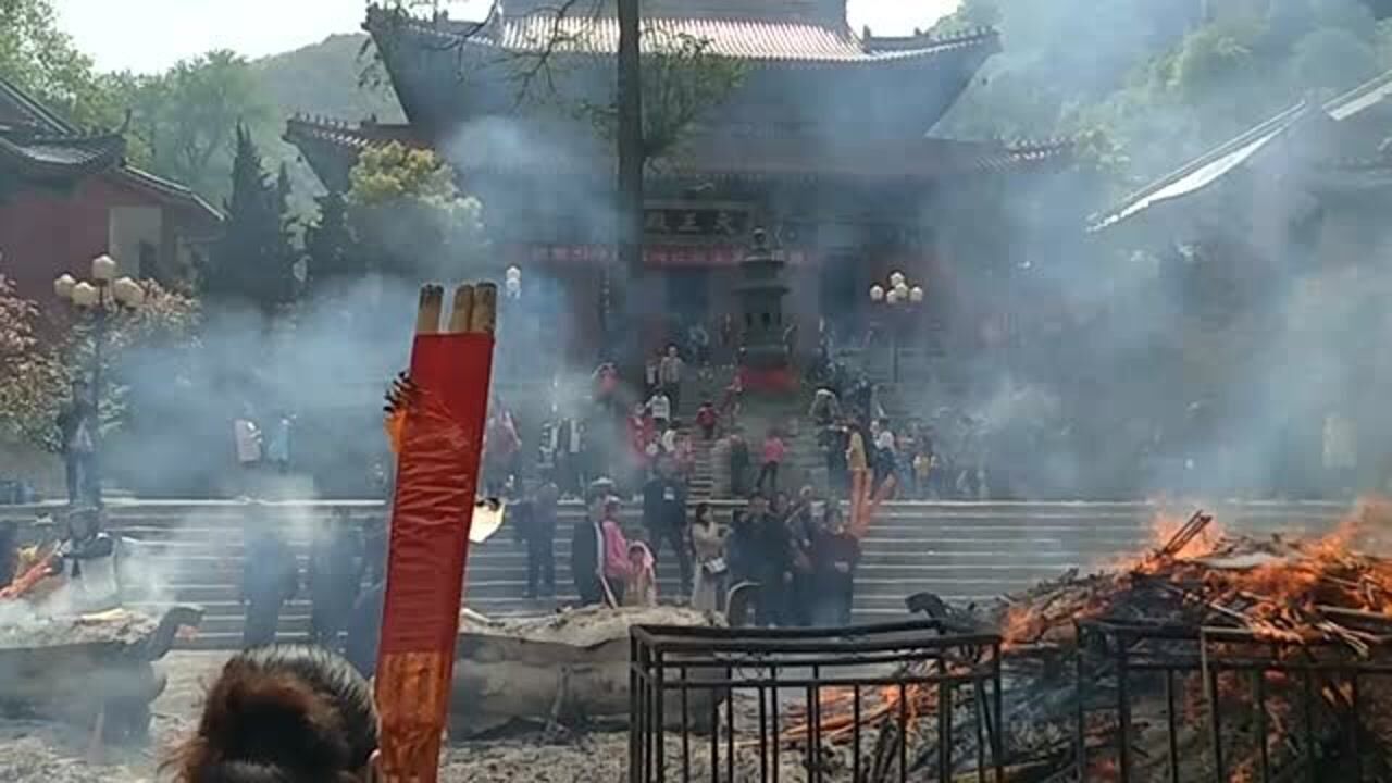 《信阳灵山寺》游客慕名而来,香火繁盛。_高清1080P在线观看平台_腾讯视频