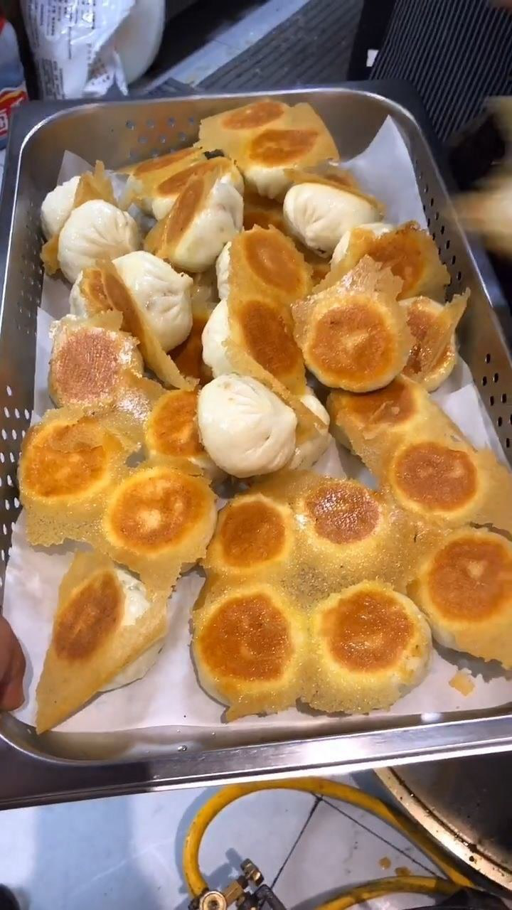 制作黄金水煎包浇汤汁这一步很重要
