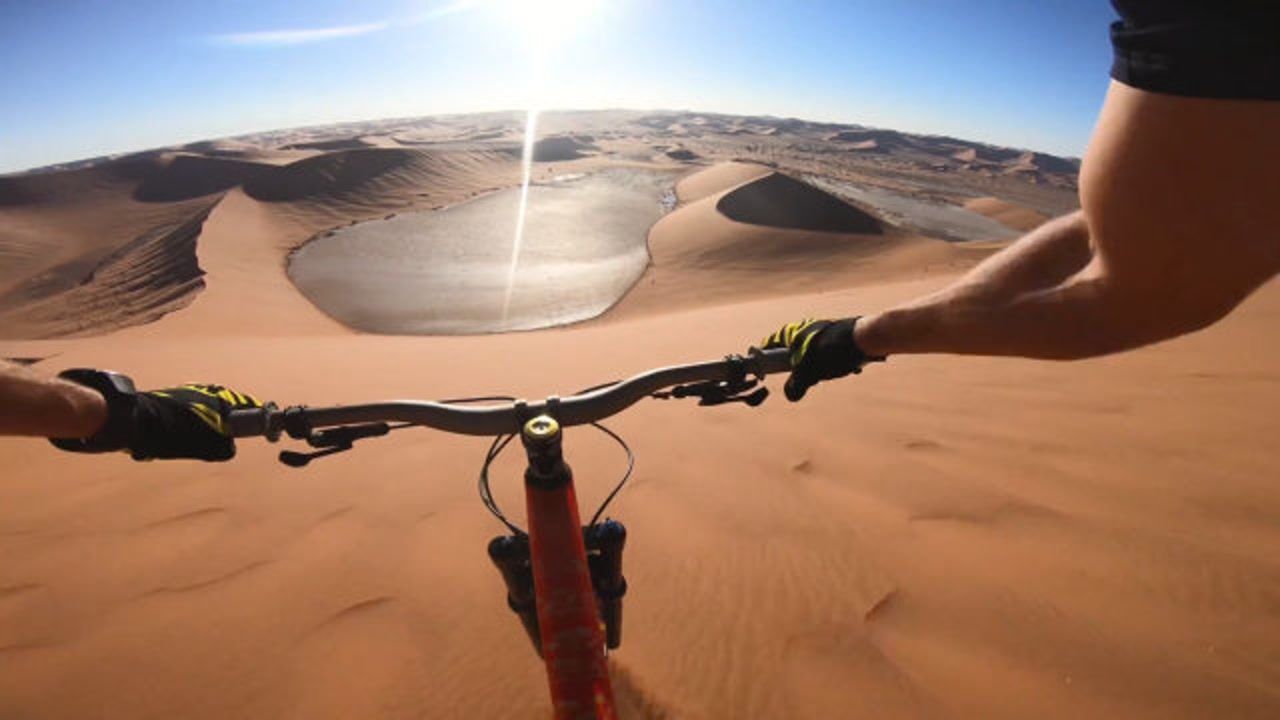 牛人挑战沙漠俯冲湖泊,到底部让人不敢相信,太颠覆认知了