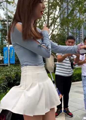 美女的裙子飘起来了小哥哥们赶紧掏出手机