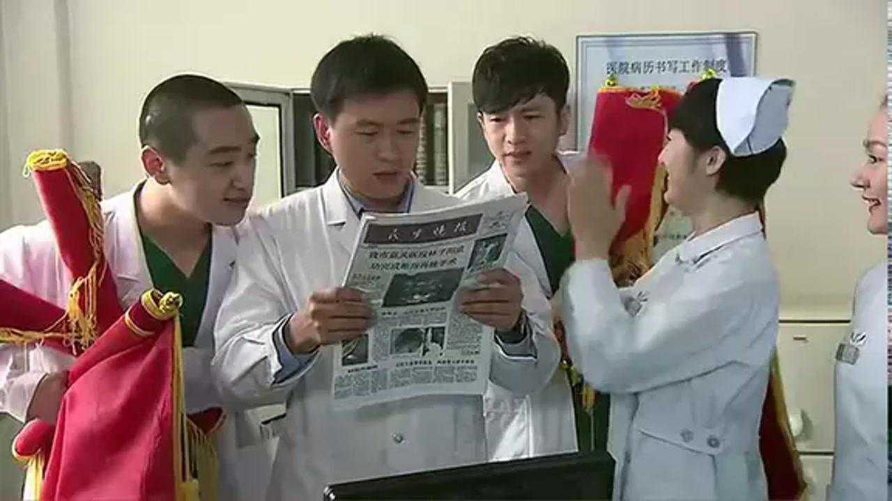 远远的爱海归医生医术高超患者送他锦旗政委却让他上军报