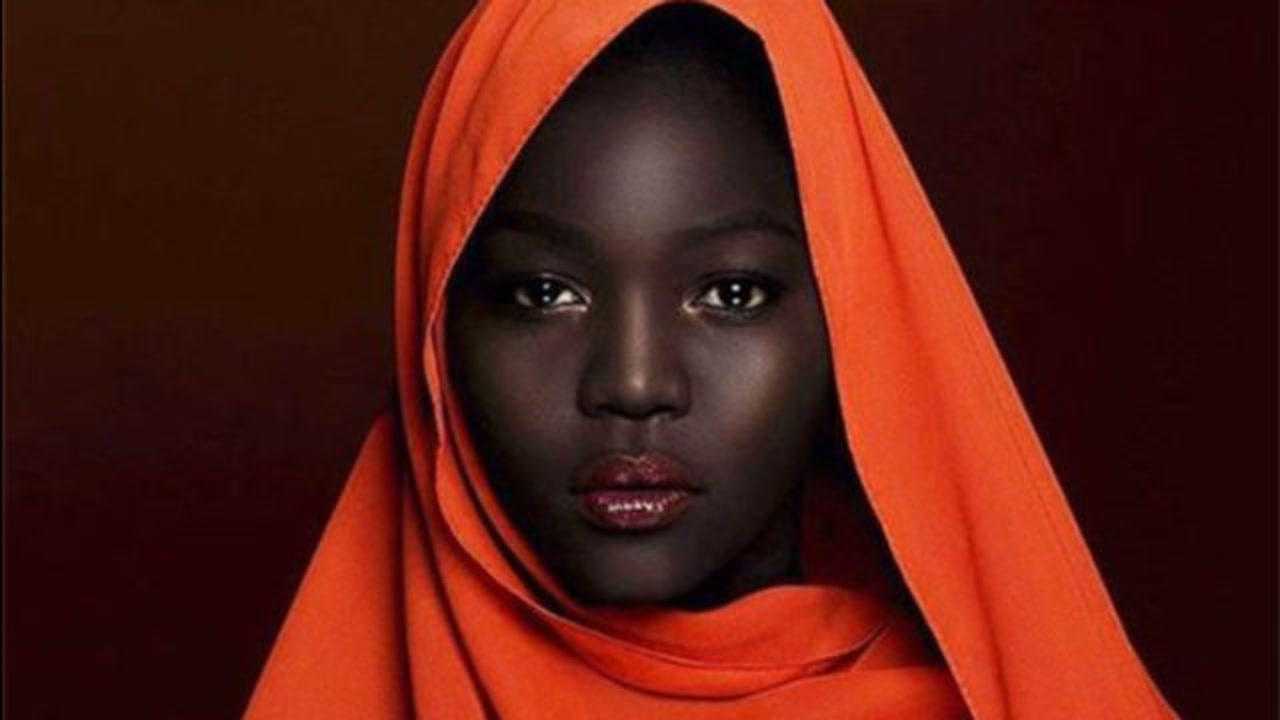 世界第一黑人女模连唇部牙龈都是黑的能与黑夜融为一体