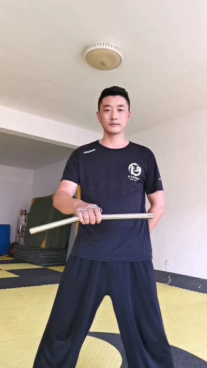 塔沟武校教练大秀双节棍颇有李小龙当年风范
