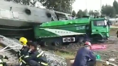 突发！宿州拉煤火车被渣土车撞飞 6节车厢脱轨侧翻