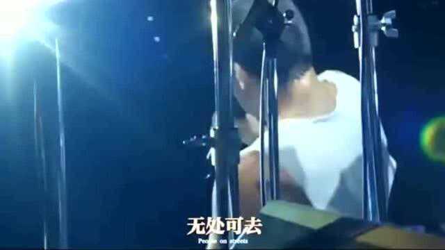 UnderPressure皇后乐队牙叔躺着唱歌!1986年布达佩斯现场!