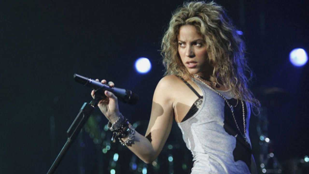 夏奇拉《wakawaka》万人震撼现场,狼姐自带气场光脚唱起来_腾讯视频