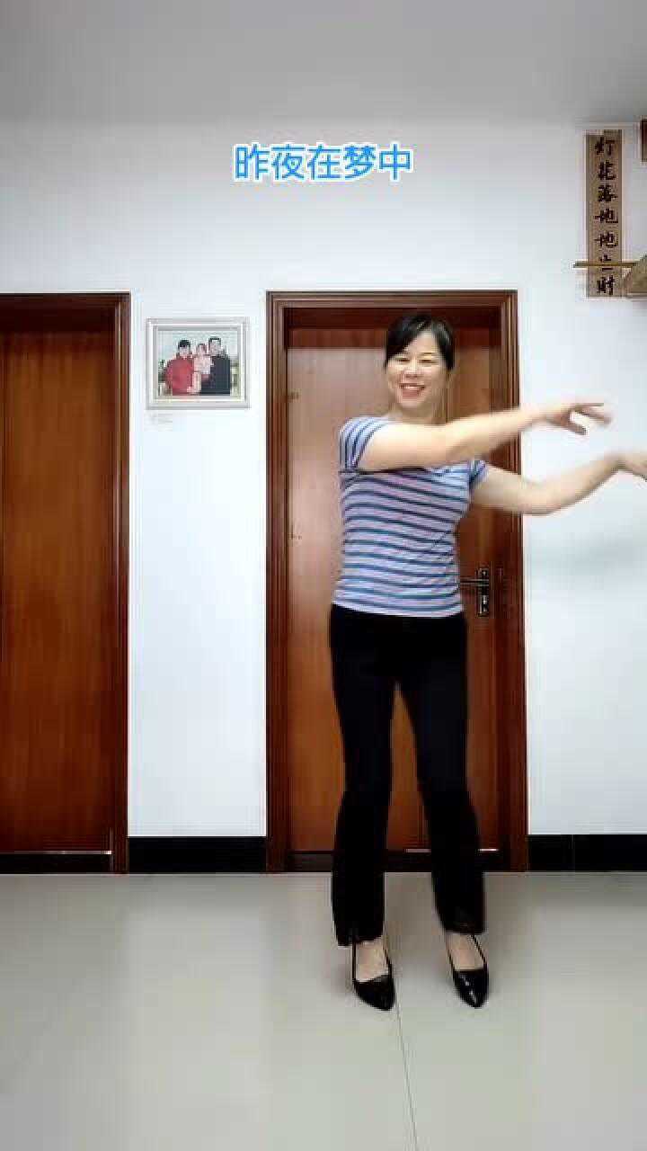 大妈在家跳广场舞真是越跳越年轻风韵不减当年