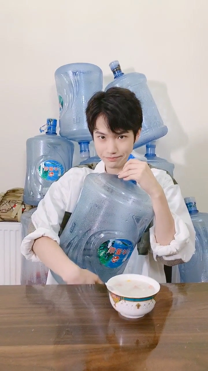 没想到哲一居然被吓跑了