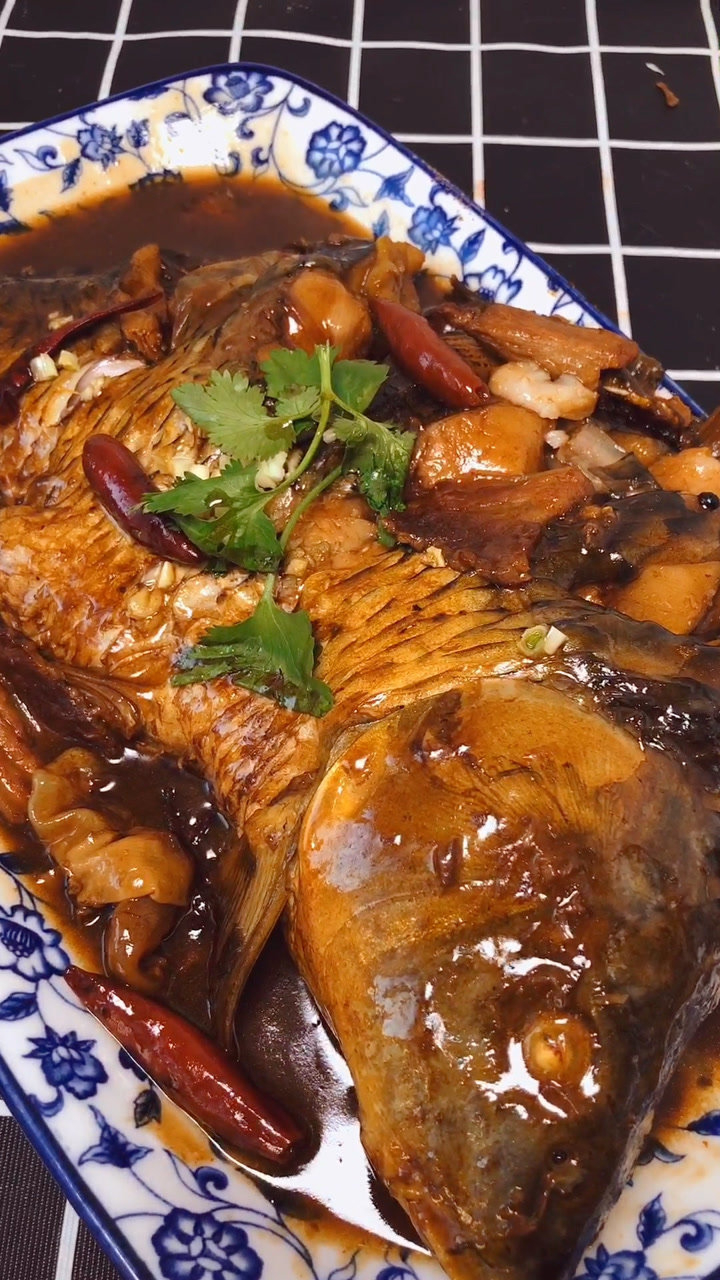 怎样炖鲤鱼好吃又简单( 怎样炖鲤鱼好吃又简单方便视频 )