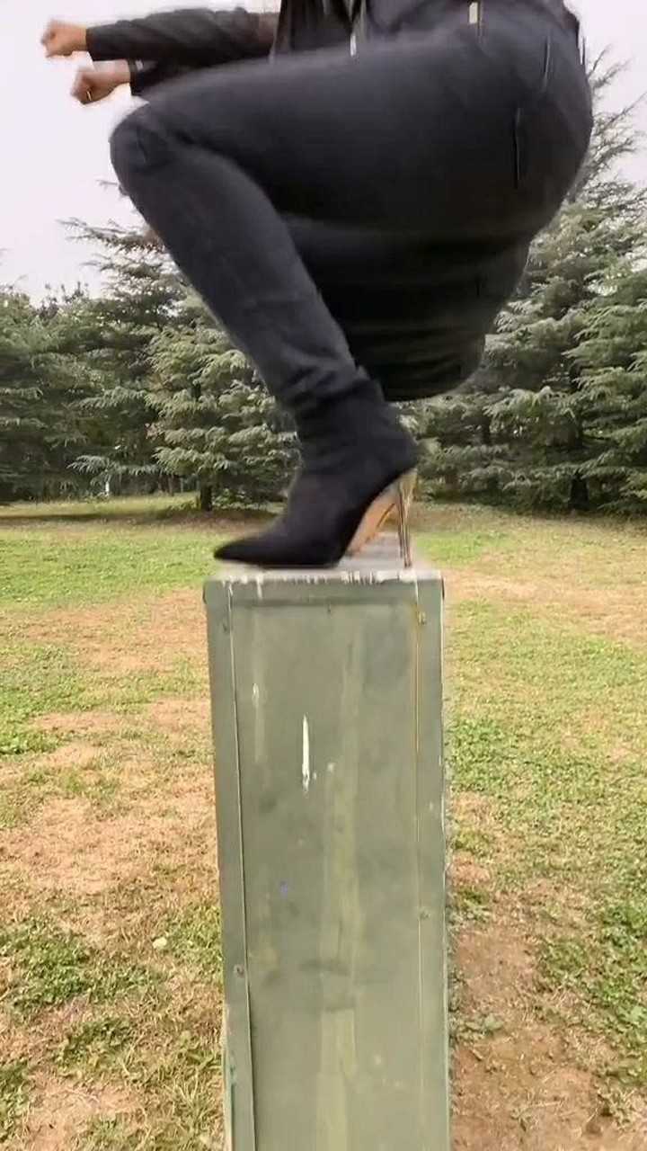 女子敢死队日常训练穿高跟鞋是为了增加难度