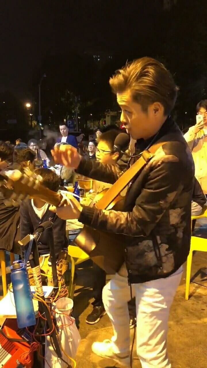 流浪歌手街头卖唱:人生短短几个秋,不醉不罢休