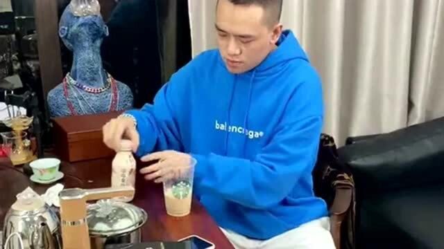 当代年轻人虚伪的一天,星巴克真的有那么高端吗,为什么非要用它发朋友圈?