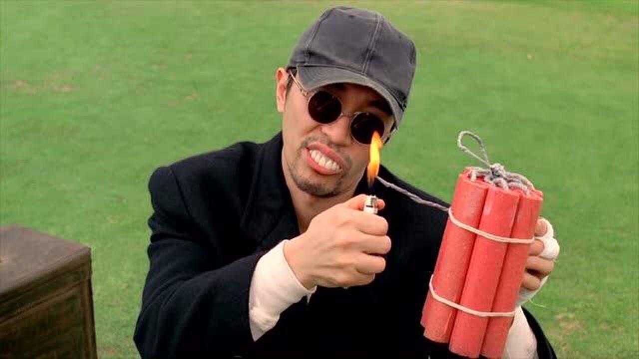 回魂夜:周星驰带领保安小队用炸药练胆量,被炸三次眼睛都不眨