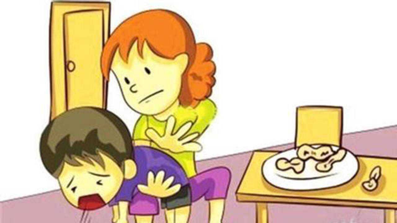 喝水呛到怎么办?牢记4个小妙招,轻松止咳,家有小孩不能大意!