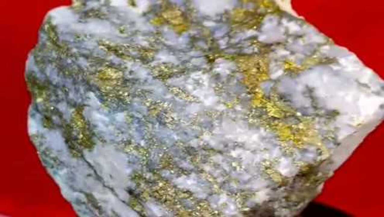 天然金矿原石含金量这么高的石头几乎是很少能发掘出来宝贝