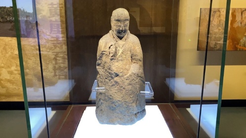 承德双塔山上曾经丢失的石佛,现在在博物馆里面展出.