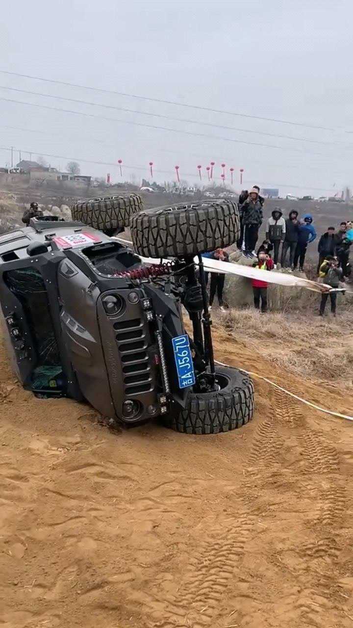 牧马人翻车现场