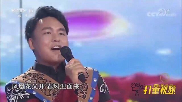 阿普萨萨演唱《凤凰花开》,歌声堪比天籁之音,好听