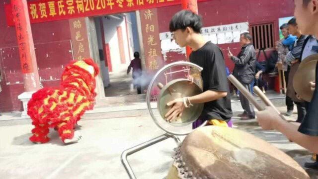 广西昭平覃氏宗祠冬祭现场,各地宗亲代表欢聚一堂,场面很热闹