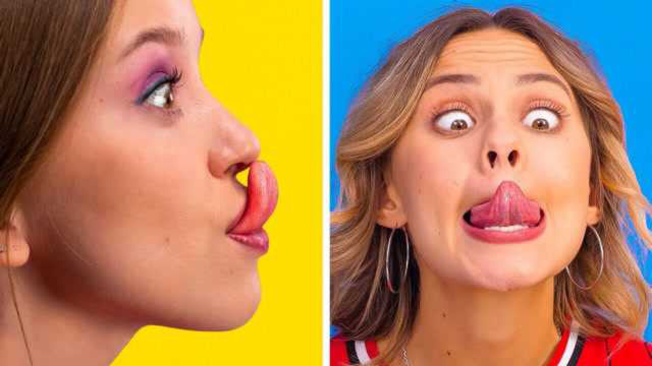 美女发起极限挑战用舌头舔自己的鼻子你能做到几个呢