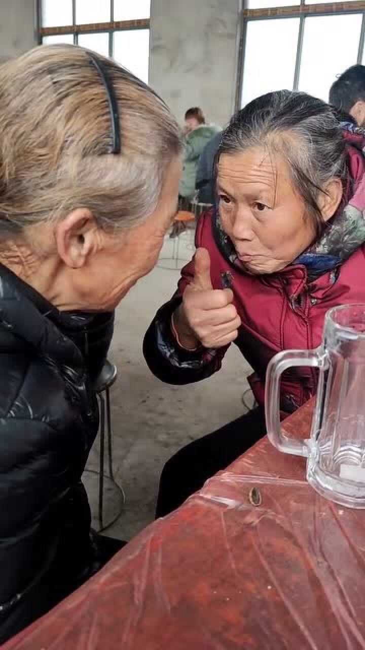 这就是农村地道的嚼舌根！酒席上两个大妈交头接耳说话，美女一步都不敢离开_高清1080P在线观看平台_腾讯视频