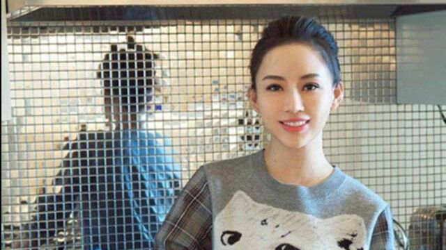 39岁的潘晓婷为何还不结婚?看她沐浴后的自拍,网友:懂了!