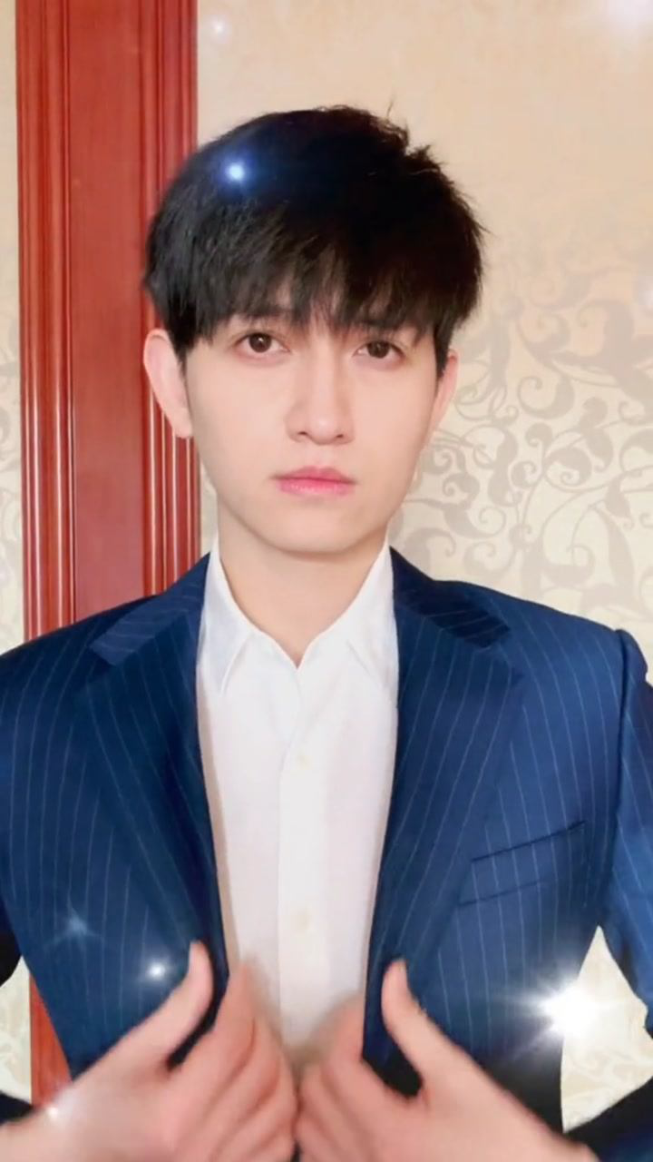 偶像马可的六块腹肌来咯,请睁大眼睛好好欣赏