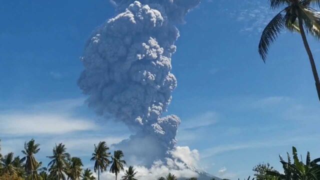 印度尼西亚火山爆发烟柱高达4000米,场面十分壮观