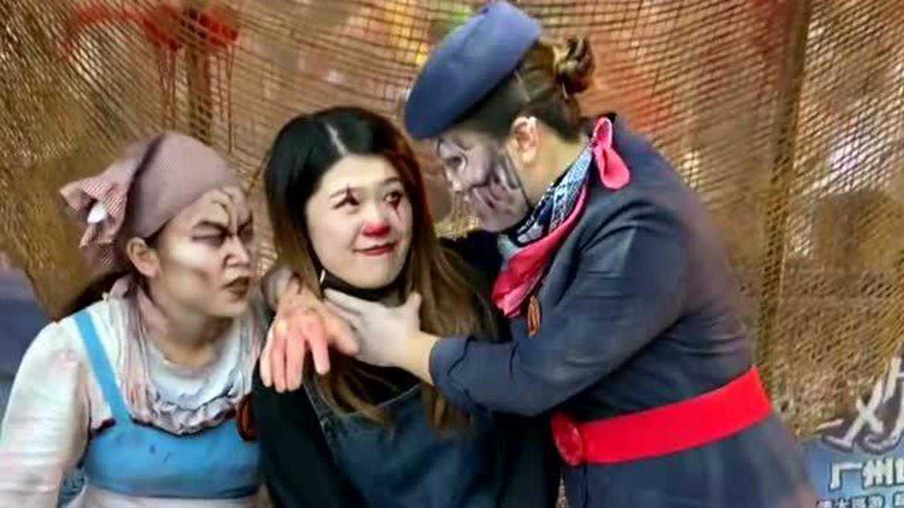 走到万圣节舞会里里面各种各样的鬼都有最漂亮的属这个制服美女了