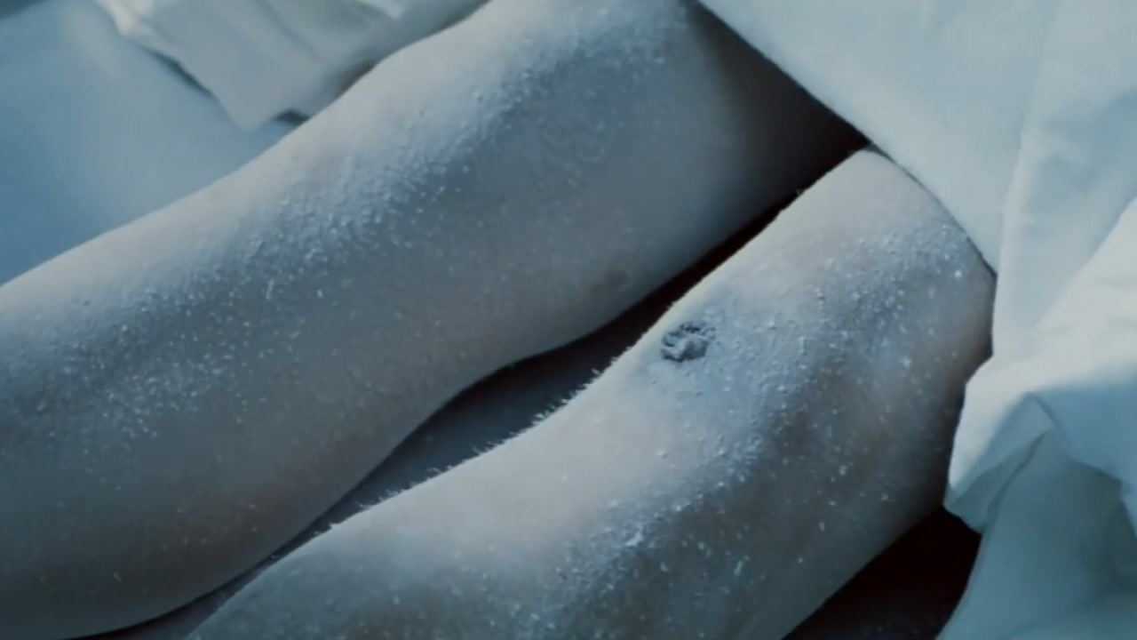 女尸腿部中枪,英叔立马察觉不对劲,原来中枪前就是个死人