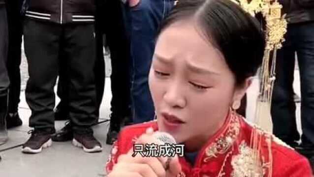 美女在街边唱了一首《我是真的爱过》,唱的太感人了,在感情上一定受过伤!