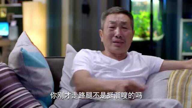 淘气爷孙:嘉乐六岁尿尿要人陪,却敌不过爷爷有招治:自己尿去