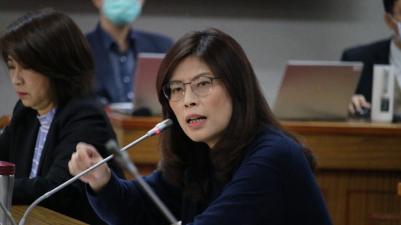 "国民党女战神"郑丽文再现霸气一面,当场向绿营人士泼咖啡