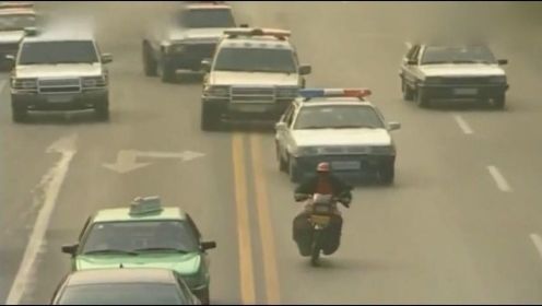 天不藏奸：几十辆警车追捕骑摩托亡命徒，居然被他甩掉，太遗憾了